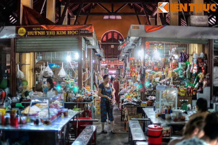 Về hàng hóa, chợ Hội An thời hiện đại bày bán nhiều mặt hàng nông sản, thực phẩm từ các vùng quê ven vùng, các mặt hàng vải vóc, thủ công mỹ nghệ, thủy hải sản của vùng sông nước, ven biển và các mặt hàng lâm thổ sản từ các vùng trung du, miền núi xứ Quảng.