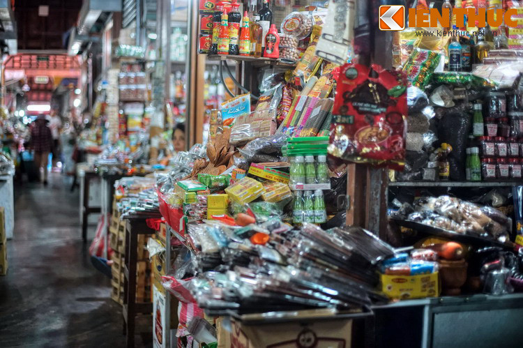 Trong lịch sử, Lê Quý Đôn nhận xét: “...đường thủy, đường bộ, đi thuyền đi ngựa đều hội tập ở phố Hội An vì thế người khách phương Bắc đều đến tu tập ở đấy để mua về nước. Trước đây hàng hóa nhiều lắm, dù trăm chiếc tàu to chở cùng một lúc cũng không hết được…”.