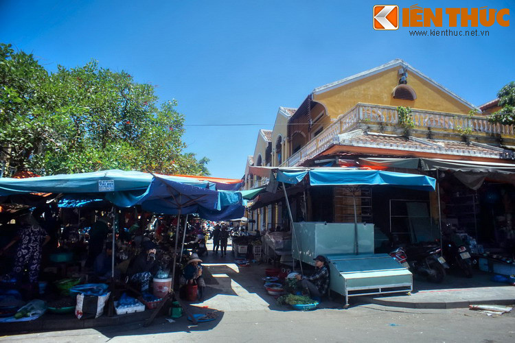 Vào thời điểm cực thịnh, ranh giới giữa chợ Hội An với khu đô thị cổ Hội An khá mờ nhạt. Khi đó, cả Hội An là một khu chợ lớn bao gồm những lều chợ tập trung tại trung tâm và mở rộng ra một số đường phố vào những thời điểm đông đúc.