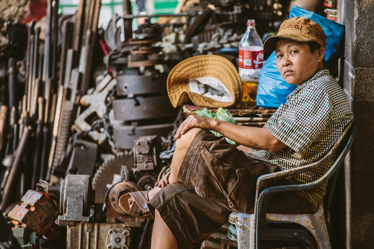 Người đàn ông ở cửa hàng cơ khí tại trung tâm thành phố Đà Nẵng. Ảnh: Jaanus Jagomägi/ 500px.com.