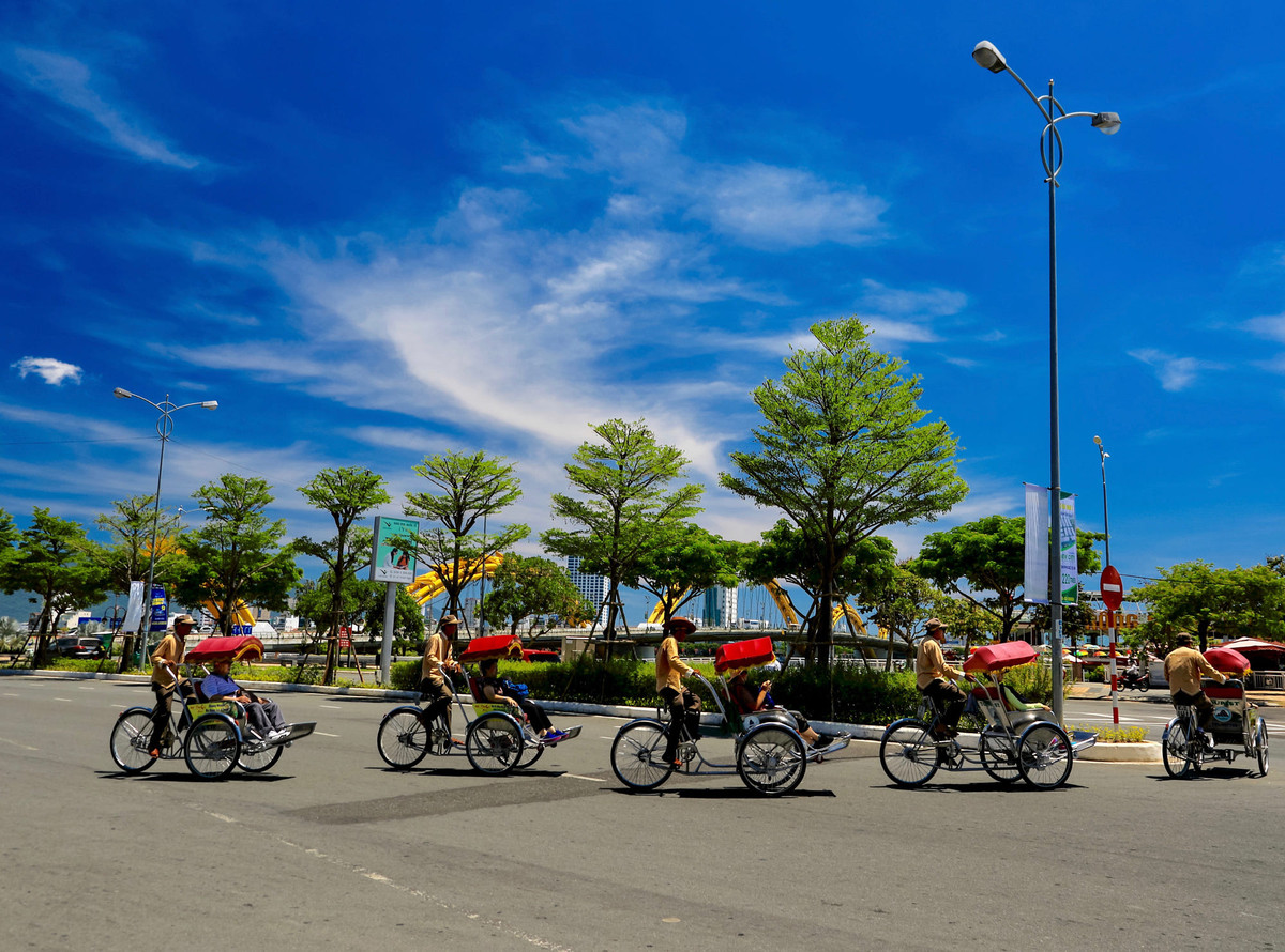 Những chiếc xích lô trên phố biển. Ảnh: Ramsey Pui/ 500px.com.