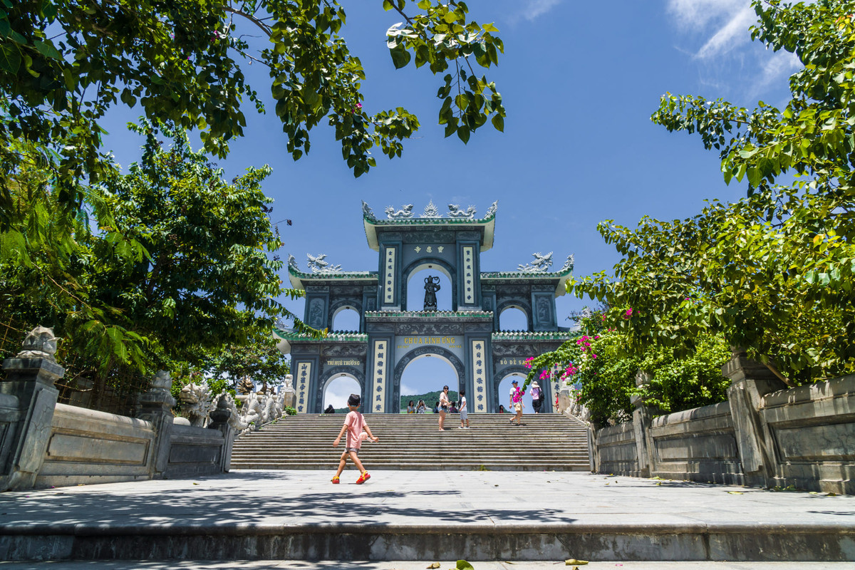 Trước cổng tam quan chùa Linh Ứng – Bãi Bụt. Ảnh: Maximilian Färber/ 500px.com.