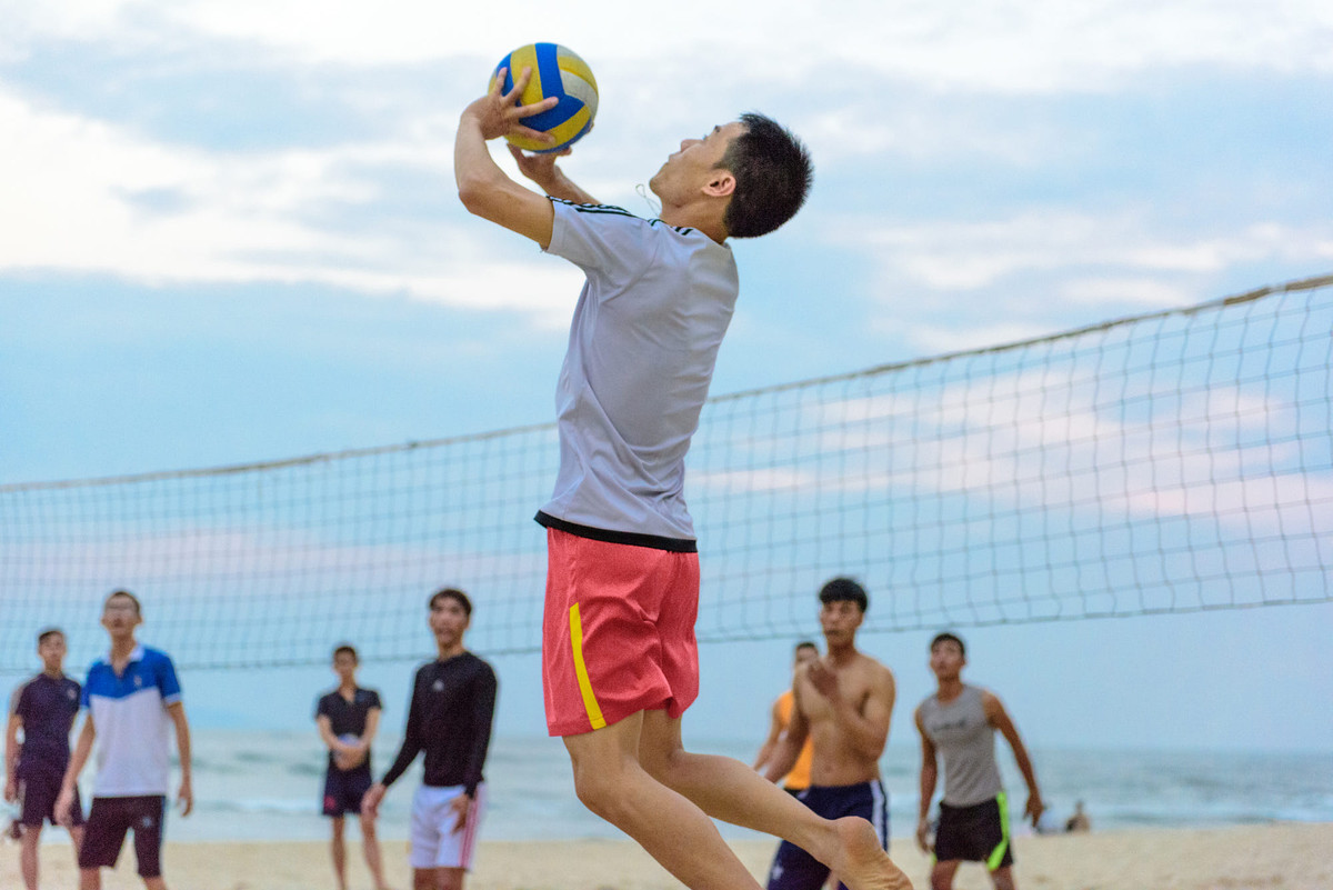 Tuổi trẻ trên bãi biển Mỹ Khê. Ảnh: Mijiahai/ 500px.com.