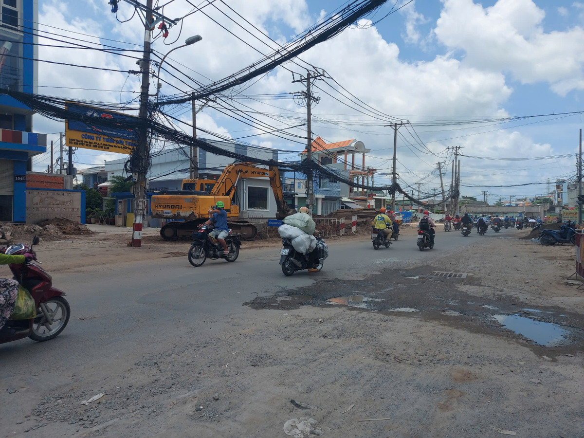 Phương tiện thi công công trình nằm cạnh lề đường tại khu vực ngã ba Mã Lò - Tân Kỳ Tân Quý.