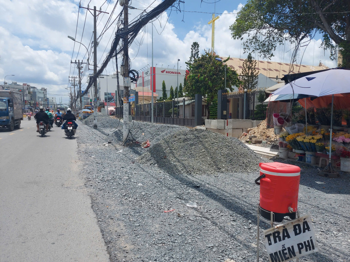 Phần đường mở rộng đoạn từ kênh Nước Đen đến đường Mã Lò đang được nhà thầu đổ đá chờ thi công.
