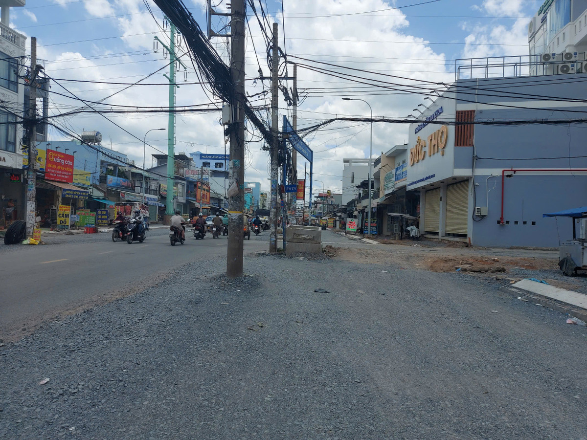 Ở phần đường mở rộng đoạn từ kênh Nước Đen đến đường Mã Lò, PV ghi nhận hàng trục trụ điện vẫn án ngự 2 bên đường nhưng không được cảnh báo, gây nguy hiểm cho người tham gia giao thông nhất là vào ban đêm. 