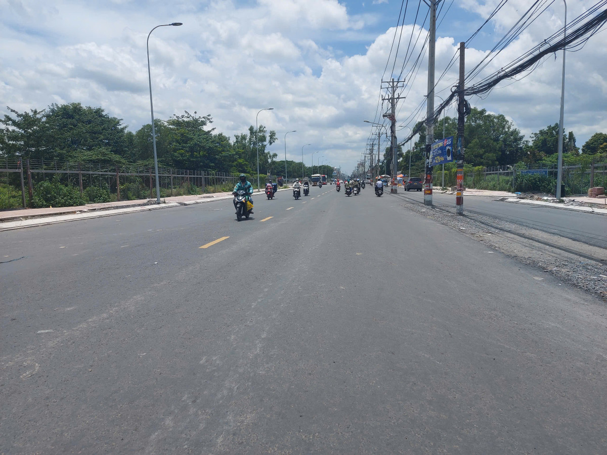 Ghi nhận của PV ngày 9/9, đường Tân Kỳ Tân Quý (đoạn từ đoạn từ ngã tư đường Bình Long đến Kênh nước đen) nhà thầu đã thi công xong phần mở rộng.