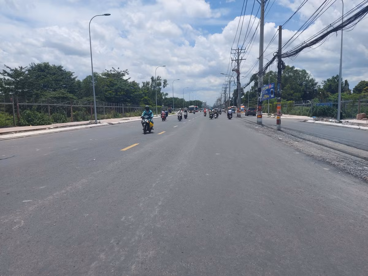 Ghi nhận của PV ngày 9/9, đường Tân Kỳ Tân Quý (đoạn từ đoạn từ ngã tư đường Bình Long đến Kênh nước đen) nhà thầu đã thi công xong phần mở rộng.