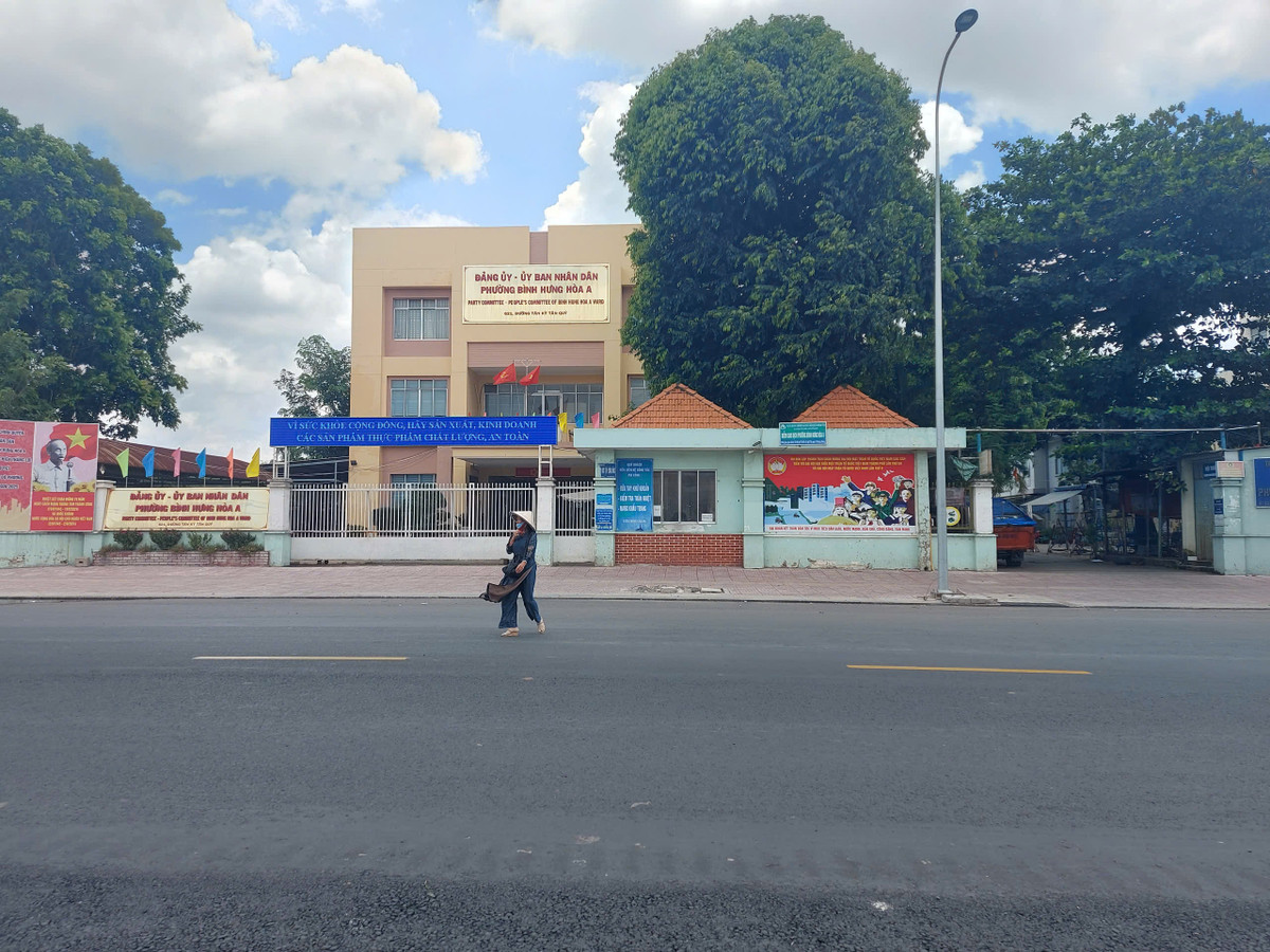 Trước UBND phường Bình Hưng Hòa A, nhà thầu đã thảm nhựa phần đường mở rộng, lót gạch vỉa hè và gắn đèn chiếu sáng.