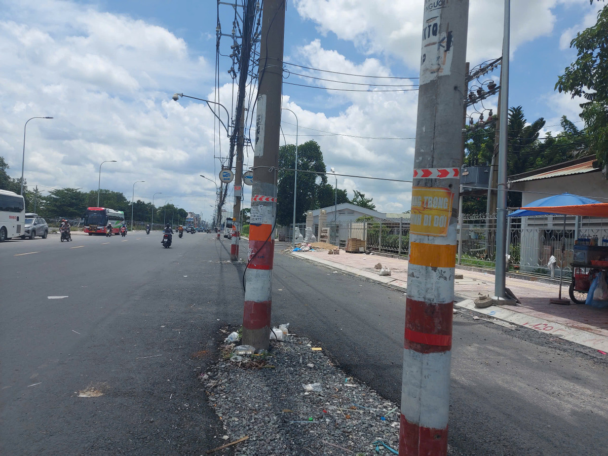 Tuy nhiên, ở bên lề phải, các cột điện kèm dây chằng chịt vẫn chình ình cả đoạn dài. Việc này không chỉ ảnh hưởng đến tiến độ toàn dự án mà còn gây nguy hiểm đến người đi đường, mất mỹ quan đô thị.