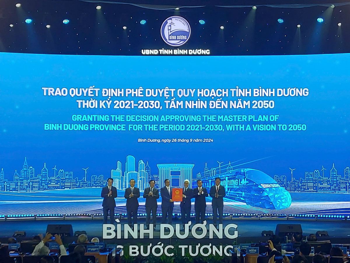 Thu tuong Pham Minh Chinh trao quyet dinh cong bo Quy hoach tinh Binh Duong