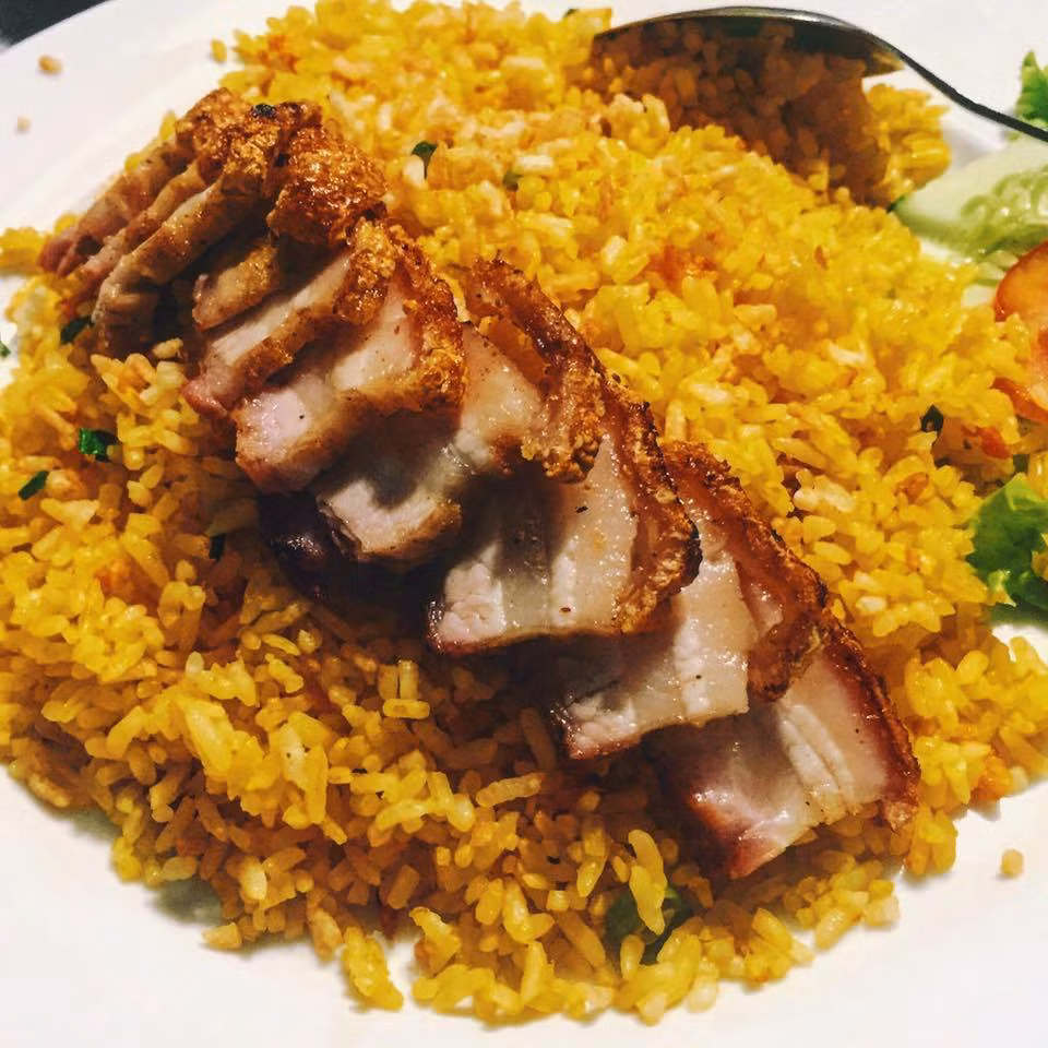 Cơm chiên giòn: Quán cơm chiên giòn Gia Vĩnh tại 241 Hải Phòng được nhiều người yêu thích bởi có nhiều loại và vị cơm luôn đậm đà. Bạn có thể chọn cơm chiên hải sản, cơm thịt ba chỉ quay giòn bì, cơm rang Dương Châu tùy theo sở thích. Mỗi phần cơm được bán với giá từ 30.000-40.000 đồng.