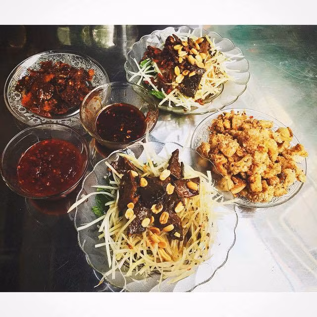 Nộm bò khô: Nếu là tín đồ của các món nộm, bạn có thể tìm đến địa chỉ 586/38 Ông Ích Khiêm để thưởng thức với giá dưới 20.000 đồng/ phần. Ngoài bò khô, thực đơn ở đây còn có mực rim, gan rim, tóp mỡ chiên. Bạn cũng có thể gọi món nộp thập cẩm với đủ các món trên. 