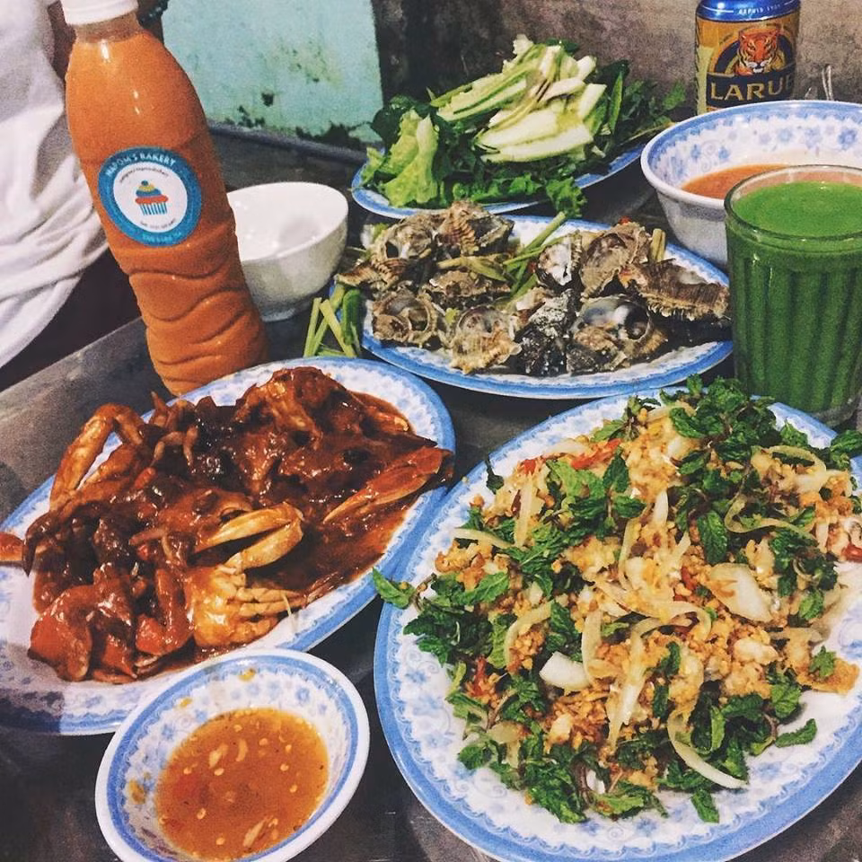 Quán 5 Đảnh: Nằm tại địa chỉ 139/59/38 Trần Quang Khải, quán 5 Đảnh được coi là quán hải sản ngon-bổ-rẻ nhất Đà Nẵng với giá bán 60.000 đồng/ đĩa. Quán mở cửa từ 10h30 đến 20h hàng ngày. 