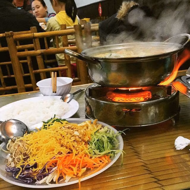 Quán chay Liên Hoa: Nằm trên phố Lê Hồng Phong, quán Liên Hoa được nhiều người ưa thích bởi thực đơn chay đa dạng và giá cả phải chăng. Mỗi nồi lẩu ở đây có giá từ 70.000 đồng. 