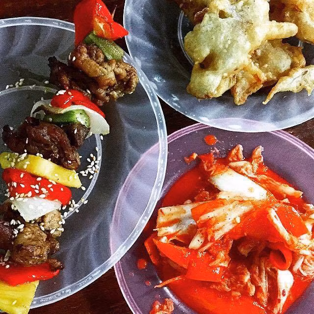 Thế giới ăn vặt Tre Xanh: Thực đơn của quán có tới 30 món ăn vặt. Giá các món ăn ở đây hầu hết dưới 40.000/món. Quán nằm ở 473 Nguyễn Tất Thành, Tp Đà Nẵng. 