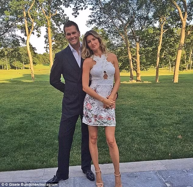 Siêu mẫu giàu nhất thế giới Gisele Bündchen và cầu thủ bóng bầu dục Tom Brady được mệnh danh là cặp đôi đẹp nhất thế giới. Đầu bếp riêng của cặp đôi là Joanne Gerrard Young bật mí nhiều bí quyết giữ dáng thông qua chế độ ăn uống của họ trên Daily Mail.