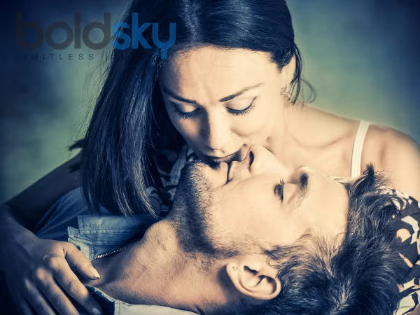 Tình cảm tiến triển chậm: Một mối quan hệ tiến triển quá chậm cũng là lý do khiến đàn ông chán nản. Nếu bạn giữ khoảng cách và không tỏ thái độ rõ ràng trong thời gian quá dài thì sớm muộn chàng cũng sẽ tìm đến những cơ hội khác mà thôi. 