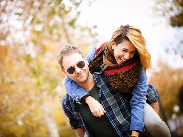 Dễ chinh phục: Thời điểm đàn ông thấy người phụ nữ mình theo đuổi đã hoàn toàn ngục ngã, họ sẽ cảm thấy thư giãn, thoải mái nhưng dần dần mất đi sự hứng thú trong mối quan hệ. Đàn ông thích cảm giác bị thử thách khi theo đuổi nhưng khi đạt được điều đó dễ dàng, họ có xu hướng buông xuôi. Tỏ ra bí ẩn là bí quyết giữ đàn ông của một số phụ nữ. 