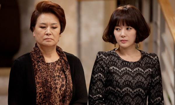 Bat qua tang con dau di nha nghi giua trua, me chong tu ghet chuyen sang thuong...