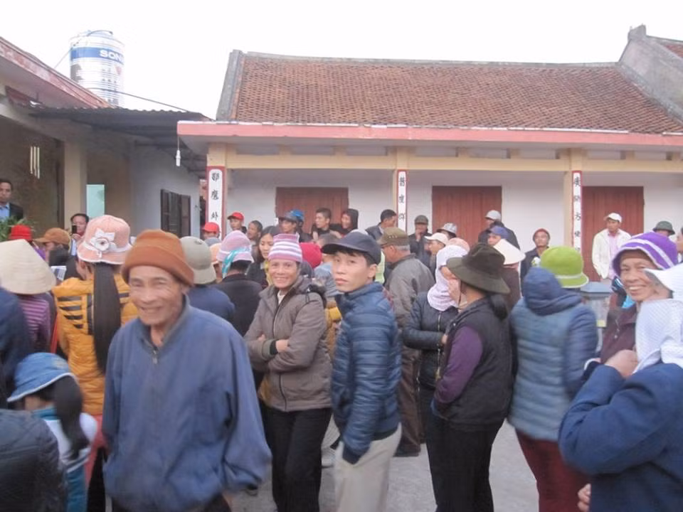 Vi sao hang tram nguoi dan vay giu chu tich xa trong chua?