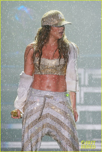 Có lẽ vì vậy, cô nàng cũng thường xuyên lựa chọn kiểu trang phục khoe eo trong các buổi diễn.