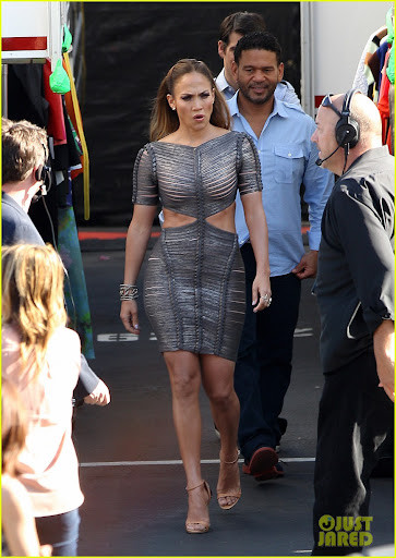 Vùng eo là phần "hớ hênh" duy nhất giữa bộ trang phục kín đáo, thanh lịch.