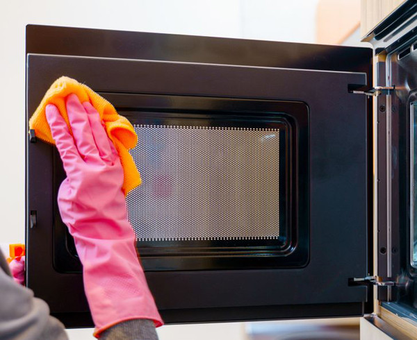 Cửa lưới lò vi sóng. Lò vi sóng có thể làm nóng thức ăn rất nhanh bằng cách sử dụng bức xạ, tập trung toàn bộ nhiệt vào thực phẩm. Các tấm lưới được thiết kế có tác dụng phản xạ năng lượng, ngăn không cho chúng thất thoát ra ngoài. Mặt khác, thiết kế cửa lưới cũng giúp người nấu quan sát được tình hình làm chín bên trong.