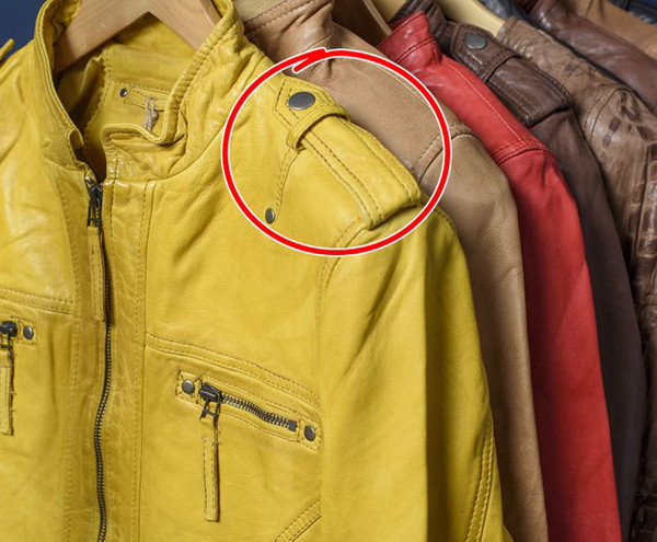 Dây đai trên vai áo khoác da. Dây đai trên áo khoác da không chỉ nhằm mục đích trang trí. Nó còn có ý nghĩa thiết thực là giữ và cố định phần túi, khiến không ai có thể lấy được đồ từ bạn. Những thế hệ trước thường tận dụng chúng vào mục đích này. Hiện tại, nó đã ít được dùng hơn.