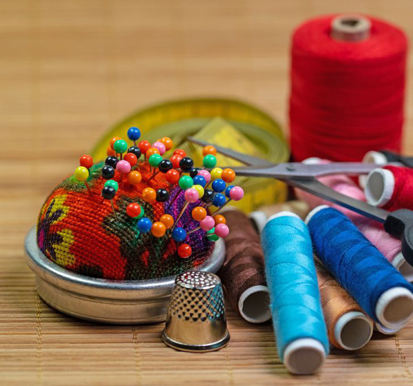 Gối cắm ghim. Gối cắm ghim không chỉ là nơi tập hợp những chiếc ghim sắc nhọn, đảm bảo an toàn. Nó còn có ý nghĩa giúp ghim, kim không bị hoen gỉ, luôn được sắc bén. Dù vậy, bạn cần chú ý tuyệt đối không để chúng bị ngấm nước.