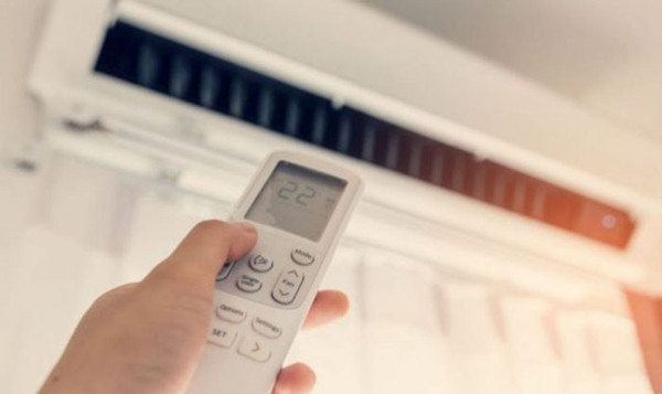 Bật điều hòa cực thấp. Quan hệ vợ chồng khiến cơ thể nóng hơn, quá trình tuần hoàn máu cũng diễn ra nhanh hơn. Tuy nhiên, bạn không nên vội vàng hạ thấp nhiệt độ điều hòa để làm mát.