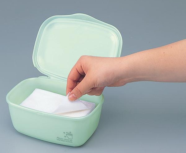 Cố gắng tránh dùng giấy ướt để lau “cô bé”. Nguyên nhân bởi giấy ướt có khả năng chứa nhiều hương liệu, chất bảo quản như methyl chloroisothiazolinone (MCI) không có lợi cho sức khỏe. Việc tiếp xúc với chúng thường xuyên thậm chí khiến da dễ tổn thương, gây viêm nhiễm vùng kín. Ảnh: Internet