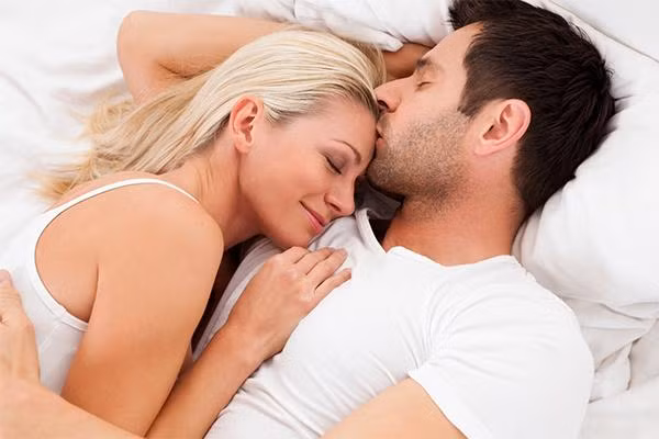  Quan hệ tình dục đều đặn có tác dụng rất tốt cho sức khỏe và sự dẻo dai. Cụ thể, chuyện ân ái giúp cả hai giảm stress hiệu quả, giảm nguy cơ đau tim, đột quỵ.