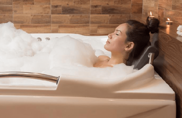 Lý giải không nên tắm ngay sau khi quan hệ, chuyên gia sức khỏe cho biết thời điểm này tốc độ lưu thông máu trong cơ thể diễn ra rất nhanh. Tiếp xúc với nước lạnh lúc mao mạch, lỗ chân lông đang trong tình trạng giãn nở rất dễ tăng độ ẩm cơ thể. Về lâu dài, điều này dễ gây viêm vùng chậu cùng các bệnh phụ khoa, gây uy hiếp sức khỏe tử cung.