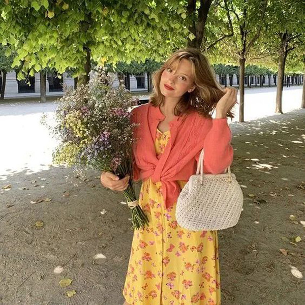 Với những chiếc áo màu sắc, bạn gái nên phối với chân váy hoa đậm chất retro để có được nét đẹp hoài cổ, trẻ trung song vô cùng kín đáo.