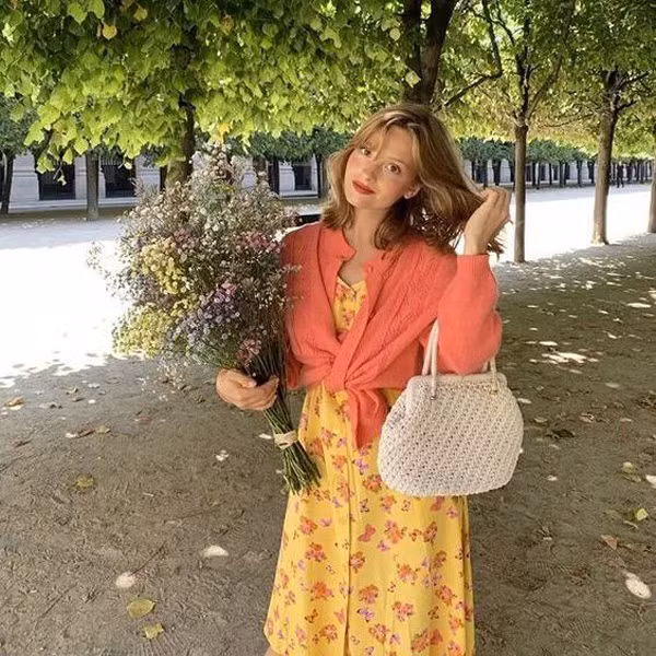 Với những chiếc áo màu sắc, bạn gái nên phối với chân váy hoa đậm chất retro để có được nét đẹp hoài cổ, trẻ trung song vô cùng kín đáo.