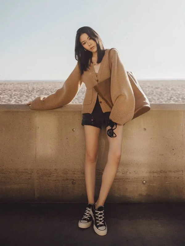 Kết cấu tinh tế, mềm mại của chiếc áo có thể dễ dàng tôn lên vẻ nữ tính, dịu dàng, khí chất của người phụ nữ hiện đại.