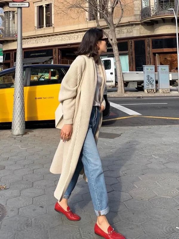 Đặc biệt, cardigan dệt kim rất dễ phối đồ. Tùy vào cách kết hợp, nó có thể giúp người mặc biến hóa theo phong cách thời trang cổ điển, nữ tính hay retro. Dù theo phong cách nào cũng vô cùng quyến rũ, hút ánh nhìn.