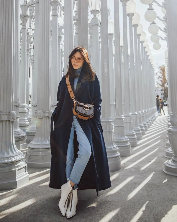Khoác dáng dài mang hơi hướng cổ điển. Nếu chị em muốn set đồ tươi mới hơn có thể chọn trang phục màu xanh hải quân. Màu sắc này rất hiếm khi lỗi mốt, lại mang đến hiệu ứng thị giác vóc dáng thanh mảnh rất tốt.
