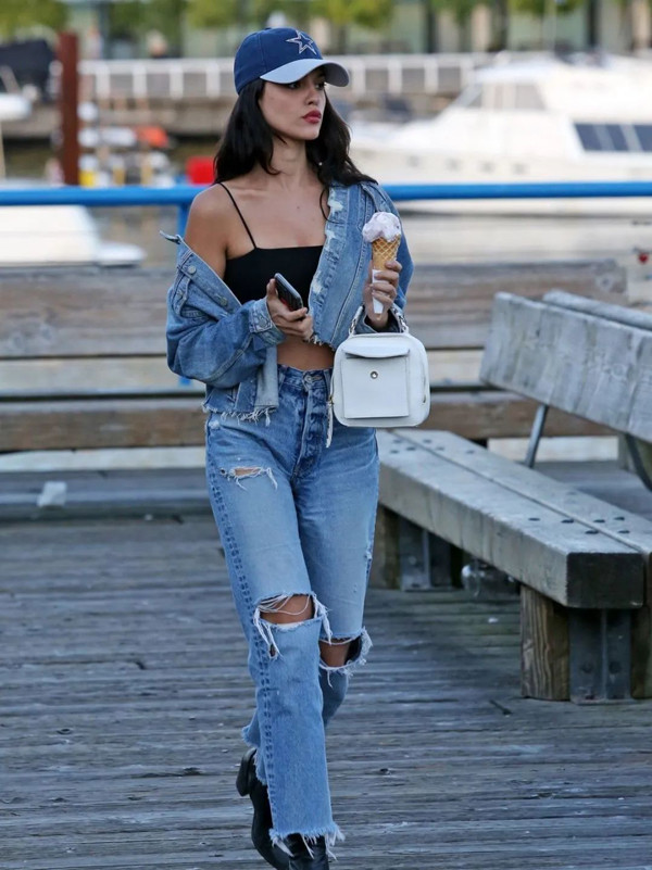 Áo khoác denim. Bên cạnh những mẫu mới liên tục ra mắt, thời trang còn chứng kiến sự “hồi sinh” của kiểu dáng trang phục cũ. Áo khoác denim mang lại vẻ giản dị, năng động, phóng khoáng. Để giảm bớt cảm giác “cồng kềnh”, khoác denim 2021 nên được cắt ngắn, kết hợp quần cạp cao để mang lại vóc dáng mảnh mai hơn.