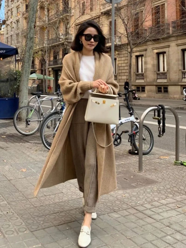 Áo khoác dệt kim. Thời trang luôn có sự thay đổi song nhờ ưu điểm tôn dáng, áo khoác dệt kim luôn giữ độ hot và sức hấp dẫn của mình. Đây được đánh giá là mẫu áo khoác ngoài thời thượng, được ưa chuộng thu 2021.