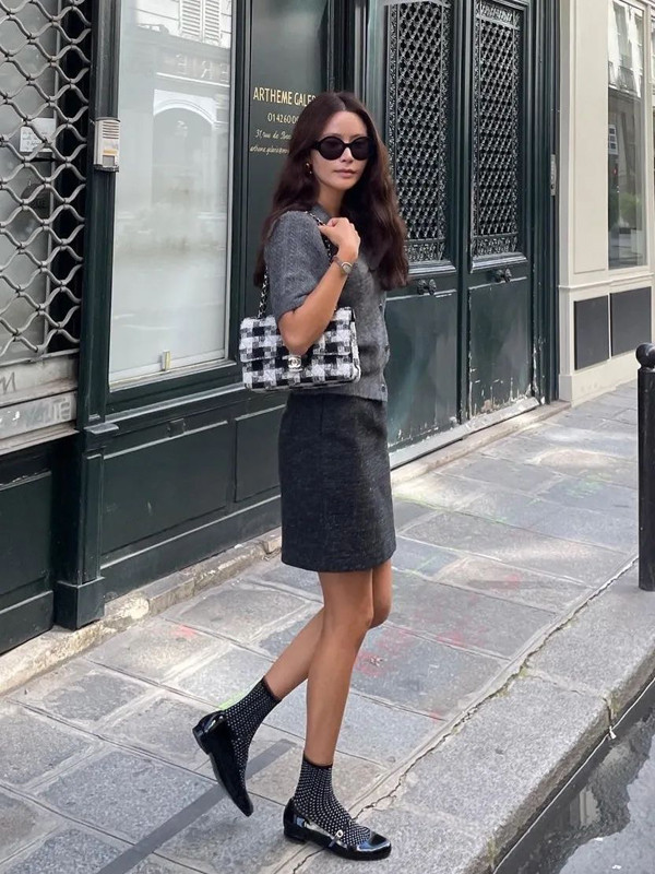 Trường hợp yêu thích phong cách đường phố giản dị, kết hợp cardigan dệt kim với chân váy màu đen sẽ mang lại diện mạo gọn gàng, thanh lịch phù hợp với đám đông.