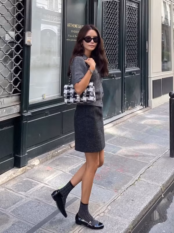 Trường hợp yêu thích phong cách đường phố giản dị, kết hợp cardigan dệt kim với chân váy màu đen sẽ mang lại diện mạo gọn gàng, thanh lịch phù hợp với đám đông.