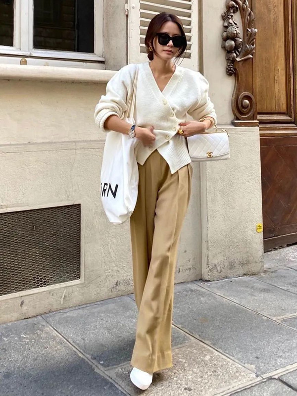 Tiết trời mùa thu mát mẻ, bạn có thể kết hợp cardigan dệt kim với quần ống rộng. Diện mạo này vừa mang vẻ lãng mạn vừa thanh tao, khí chất.