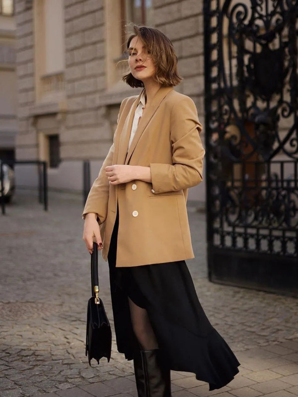 Ngoài ra, vest + váy cũng được đánh giá là sự kết hợp khôn ngoan trong tiết trời mùa thu. Sự nhẹ nhàng, thướt tha của tà váy sẽ trung hòa vẻ trang trọng, có phần cứng nhắc của lớp áo vest bên trên.