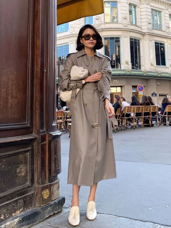 Gam màu đất được đánh giá cao, phù hợp với hầu hết tông da cơ bản, không nhất thiết đóng khung ở màu nâu thường thấy. Nó trải dài trên các phổ màu như nâu đất, nâu camel, kaki, xanh ô liu, xám... Có thể nói, gam màu đất không quá chói lọi, giúp người ta cảm nhận được sự ấm áp, an yên khi nhìn vào.