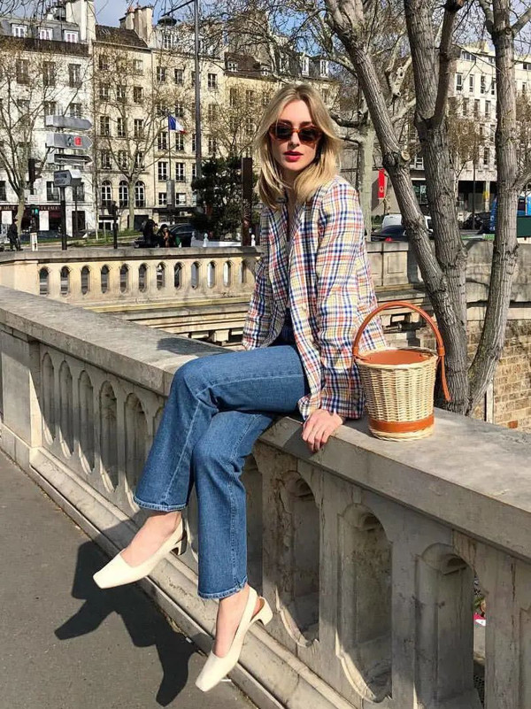 Vest dáng dài kết hợp quần jean vẫn là gợi ý rất đáng cân nhắc. Nó mang lại vẻ ngoài không bao giờ lạc mốt.