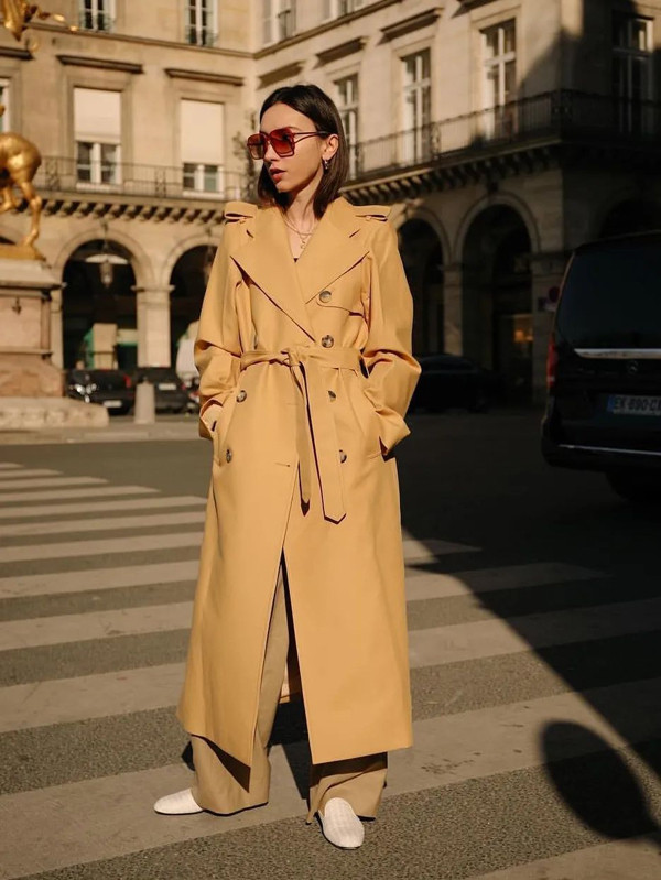 Khoác dáng dài. Áo khoác dài không phải item lạ. Tuy nhiên để hợp xu hướng thời trang chị em không nên lựa chọn áo khoác họa tiết rườm rà hay màu sắc sặc sỡ khiến mình trở nên lạc mốt.