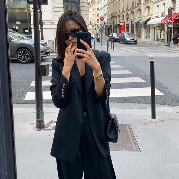 Trong khi đó, một bộ suit sẽ rất phù hợp với những cô nàng thận trọng.