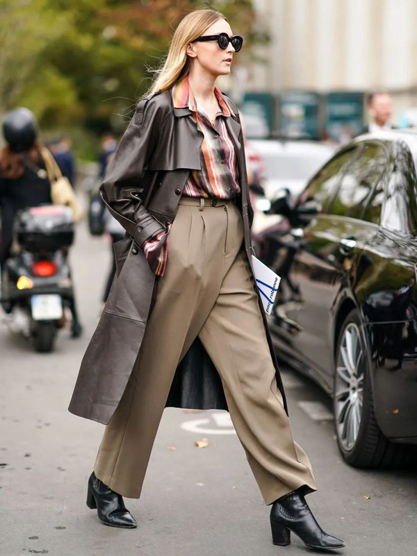 Vải gió là chất liệu được yêu thích nhất cho khoác dáng dài. Phần tà áo rủ xuống toàn thân khiến người mặc trông có vẻ gầy hơn. Ngay cả dáng người quả lê cũng dễ dàng che đi khuyết điểm ngoại hình, trở nên thon gọn hơn.